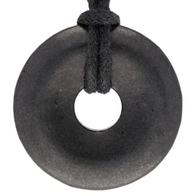 Imagen de Lebensquelle Plus Shungite Donut Ø 30 mm + cinta de algodón colgante piedras preciosas cadena Piedra curativa incluye cinta, semipreciosa, Shungita