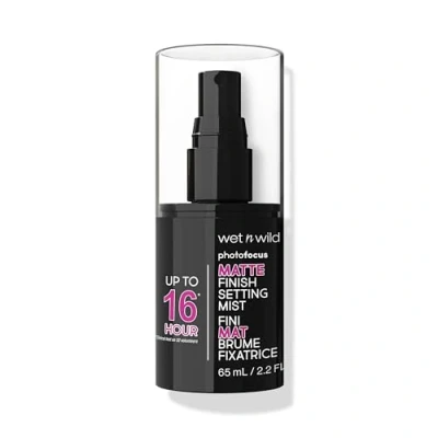 Imagen de Wet n Wild Photo Focus Matte Finish Setting Mist, Spray Fijador de Maquillaje Enriquecido con Vitamina B5 y E, Fórmula Ligera, Larga Duración 24 Horas