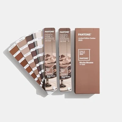 Imagen de Pantone FHIP110C Juego de Guías color para Moda, Hogar e Interiores (Edición del Año 2025) Dos prácticos abanicos en disposición cromática