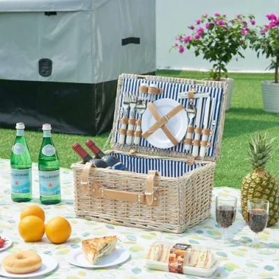 Imagen de casa.pro Juego de Cesta Pícnic para 4 Personas con Platos Cubiertos Espacio Amplio Comida Refrescos Forro a Rayas Correas Polipiel Mimbre 42 x 28 20 cm Blanco/Azul