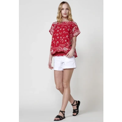 Imagen de Blusa de Satén Abullonada con Estampado Cachemir y Escote Barco para Mujer color rojo