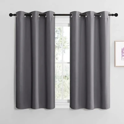 Imagen de NICETOWN Cortinas Cortas de Ventanas Grises Opacas Blackout Termicas Aislantes Frio Decorativas para Salon Dormitorio Habitacion 2 Paneles con Ojales 107x137cm Gris