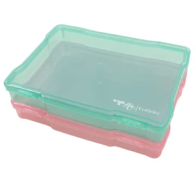 Imagen de Craftelier Set de 2 Cajas Organización para los Materiales Scrapbooking y Manualidades Tamaño Aproximado 19,8 x 14,6 3,1 cm (7.80&quot; 5.75&quot; 1.22&quot;) Colores Rosa Turquesa Translúcidos