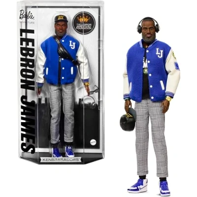 Imagen de Barbie Signature Lebron James Muñeco Kenbassadors Coleccionable con Chaqueta Bomber universitaria y Accesorios Que Incluyen Auriculares Gafas de Sol, Entre Otros, HRM33