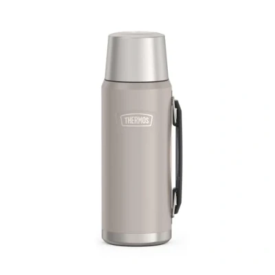 Imagen de THERMOS ICON BEVERAGE BOTTLE 1,20 l, beige/sandstone mate, termo de 1200 ml, con vaso, asa, 24 h caliente/24 frío, apto para lavavajillas, absolutamente hermético, libre BPA