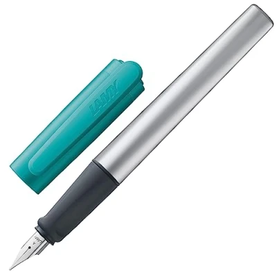 Imagen de Lamy nexx smaragd Pluma estilográfica con empuñadura antideslizante y plumín de acero pulido en tamaño A cuerpo triangular aluminio incluye cartucho T 10 azul Diestro