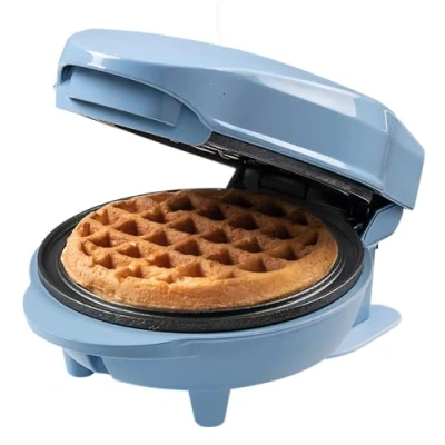 Imagen de Bestron Mini gofrera, Gofrera para gofres de pequeños, con antiadherente, cumpleaños infantiles, fiestas familiares, Pascua o Navidad, diseño retro, 550 W, color: Azul