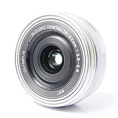 Imagen de Olympus Objetivo M.Zuiko Digital 14 42 mm F3.5 5.6 EZ, Zoom estándar, Adecuado para Todas Las cámaras MFT (Modelos OM D &amp; Pen, Serie G de Panasonic), Plata