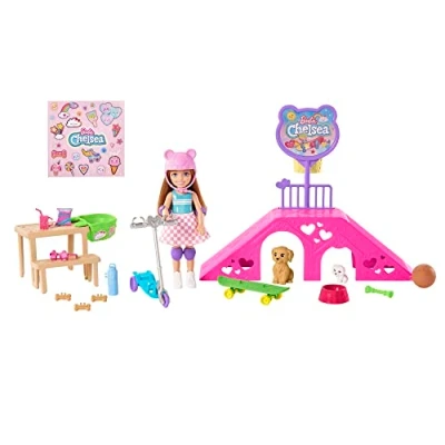 Imagen de Barbie Chelsea Parque de Skate Muñeca con patinetes, Mascotas y Set Juego Accesorios, Juguete Regalo +3 años (Mattel HJY35)