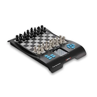 Imagen de MILLENNIUM Europe Chess Champion: Ordenadores de ajedrez + 7 Juegos más (Damas, Halma, 4 en Raya, etc.) para Principiantes y niños. con Compartimento práctico Las Piezas Ideal Viajes