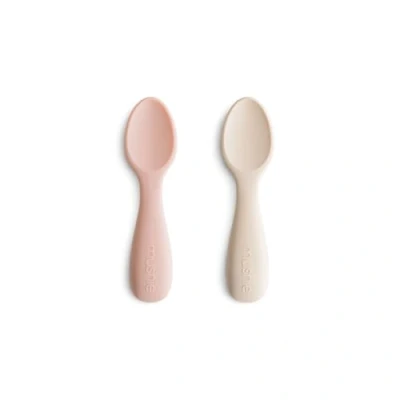 Imagen de Mushie Cucharas Para Principiantes de Silicona Paquete 2 Niños Pequeños Bebés que Aprenden a Comer Solos Aptas el Lavavajillas Blush/Shifting Sand
