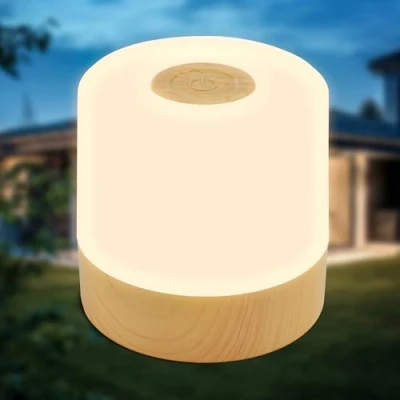 Imagen de B.K.Licht Mini lámpara LED de sobremesa inalámbrica IP44 con tacto, regulable por pasos, batería recargable, cable USB C, cabecera, decorativa, LED, 7x7cm, aspecto madera