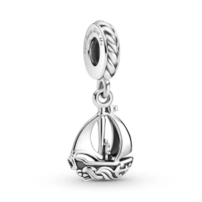 Imagen de Pandora Colgante con diseño de velero en plata ley