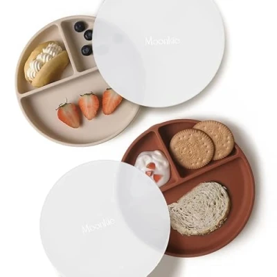 Imagen de Moonkie Platos de succión para bebés y niños pequeños divididos silicona sin BPA con tapa Aptos microondas lavavajillas 2 Pack (Shifting Sand/Croissant)