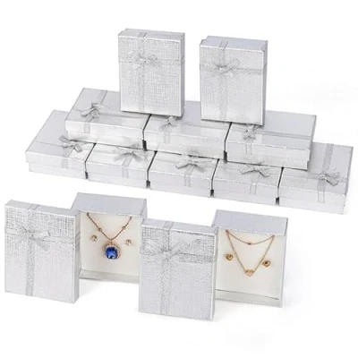 Imagen de Kurtzy Pack de 12 Cajas Regalo Plateadas para Joyas 9 x 7 cm Carton Pequeñas con Acolchado Espuma Cajitas Pendientes Collares, Brazaletes y Anillos