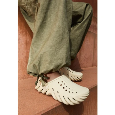 Imagen de Crocs ECHO Unisex Sandalias planas, Talla: 36 37, Bone/black Zapatos