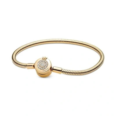 Imagen de PANDORA Signature Moments Pulsera de cadena serpiente con cierre diseño corona centelleante en O chapada oro 14 quilates circonitas cúbicas transparentes, 19