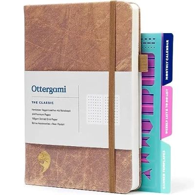 Imagen de Ottergami Set de Cuaderno A5 Punteado, The Classic Journal Notebook Tapa Dura, 150 g/m2 Kit Notas que Incluye Libreta Puntos con Bolsillo Trasero, Plantillas y Portabolígrafos