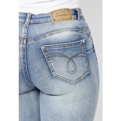 Imagen de Pantalón corto estilo pirata con detalles bordados y cierre delantero cremallera botón de color azul para mujer Moda Actual
