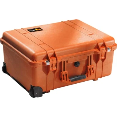 Imagen de PELI 1560 Caja de transporte grande con ruedas, asa telescópica y estanca para objetos frágiles, IP67 e impermeable al polvo, 44L capacidad, fabricada en Alemania, sin espuma, color naranja