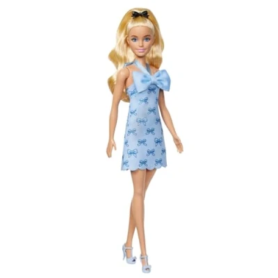 Imagen de Barbie Fashionistas Muñeca n. 237 con coleta Rubia Ondulada, Vestido Estilo Halter Lazo Azul, Negro como Accesorio y Tacones Azules a Juego, HYT93