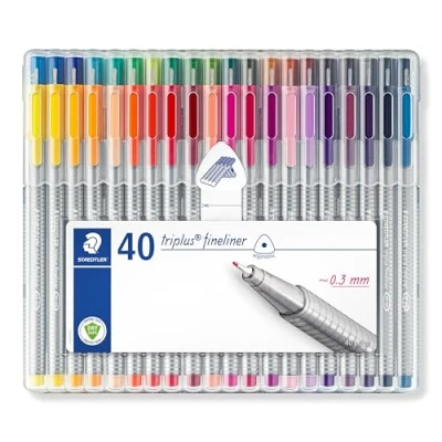 Imagen de STAEDTLER 334 SB40 Rotulador Fineliner Triplus diseño triangular, punta fina revestida de metal, ancho línea 0,3 mm aprox. Estuche exclusivo box con 40 rotuladores colores intensos
