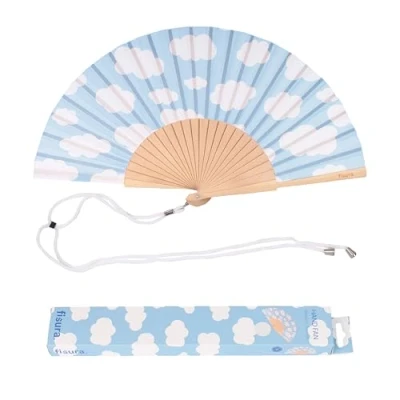 Imagen de Fisura Abanico original con estampado de nubes. madera moderno y colorido. Ventilador mano azul. Colgador incluido. Medidas: 42,5 x 23 cm