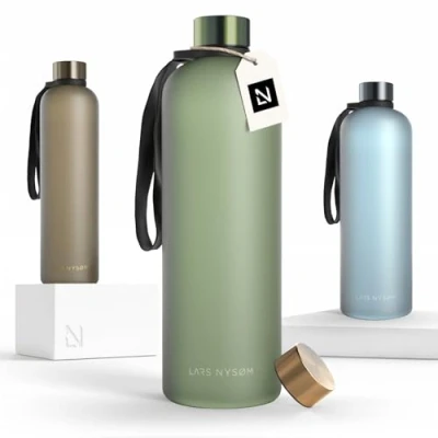 Imagen de LARS NYSØM Botella de Agua 1 5l deportiva Tritan ultraligera a prueba fugas, apta para el ácido carbónico 2 tapas incluidas (Sage Green, XL 1500ml)