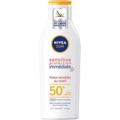 Imagen de NIVEA SUN Leche solar Sensitive protección inmediata FPS 50+ (1 x 200 ml), sin perfume y resistente al agua, protector textura ligera no grasa para pieles sensibles