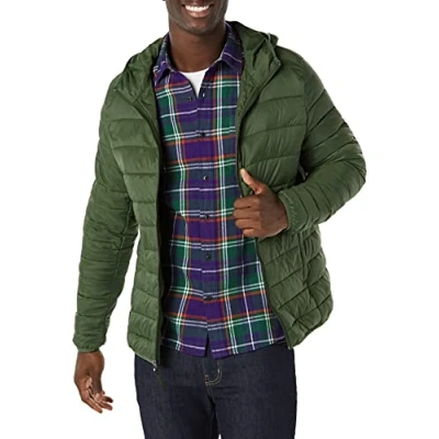 Imagen de Amazon Essentials Chaqueta Acolchada con Capucha, Plegable, Ligera y Resistente al Agua Hombre, Verde Oliva Oscuro, S