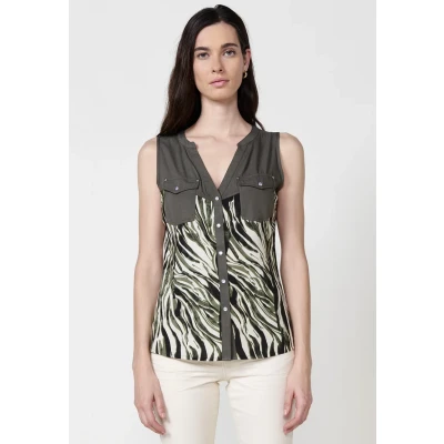 Imagen de Blusa sin mangas con cuello camisero y cierre botones bajo redondeado estampado floral placa metálica logo Koröshi en el tejido voile para mujer de color verde