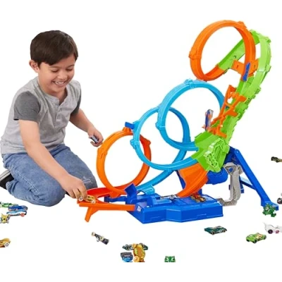 Imagen de Hot Wheels Action Vueltas y choques desafiantes, Pista para Coches de Juguete Plegable con 4 loopings, Lanzador 1 vehículo Die Cast a Escala 1:64, Regalo niños niñas +5 años, HXT06
