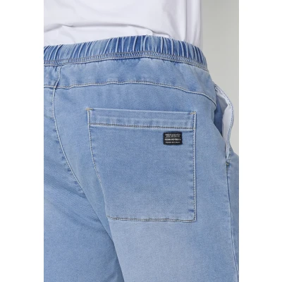 Imagen de Bermuda Jogger de Knit Denim Elástico. Efecto Lavado Desgastado. Cintura con Goma y Cordón. Color Azul Claro para Hombre