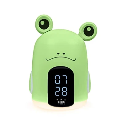 Imagen de BigBen Interactive Reloj despertador digital con luz quitamiedos RKIDSFROG verde pantalla LCD, 3 melodías, volumen ajustable, alimentación 230V