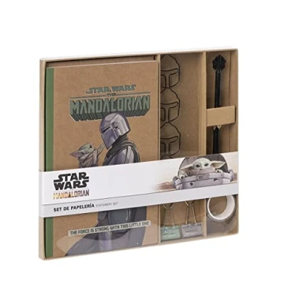 Imagen de CERDÁ LIFE&#039;S LITTLE MOMENTS Set Papeleria The Mandalorian &amp; Baby Yoda Incluye Cuaderno Kraft A5 21 x 13 cm Boligrafo Negro de Metal, Cinta Adhesiva, Clips con Forma y 2 Metálicos