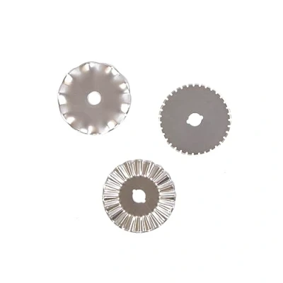 Imagen de Craftelier Pack de 3 Cuchillas con Formas Recambio para Cutter Rotatorio 45 mm Incluye Cuchilla Corte Ondulado, ZigZag y Discontinuo Fabricadas en Acero Diámetro