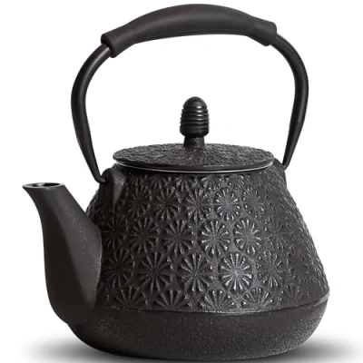 Imagen de MILVBUSISS Tetera de hierro fundido, 950 ml, con patrón flor japonesa, apta para estufa, infusor hojas sueltas y café, mango silicona, interior esmaltado, 32 onzas, negro