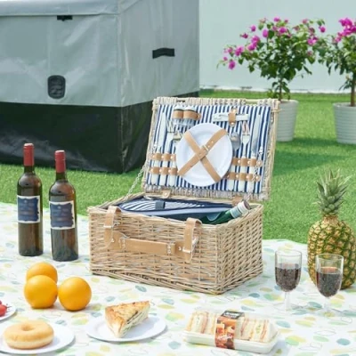 Imagen de casa.pro Juego de Cesta Pícnic para 2 Personas con Hielera Platos Cubiertos Espacio Amplio Comida Refrescos Forro a Rayas Correas Polipiel Mimbre 40x28x20cm Blanco/Azul
