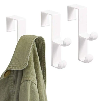Imagen de InterDesign Percha de plástico con doble gancho para abrigos, chaquetas, sombreros, batas, toallas, ideal baño, dormitorio, vestíbulo, blanco, juego 3