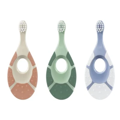 Imagen de Jordan ® Step 1 Green Clean Cepillo de dientes sostenible para bebés 0 2 años Cerdas extra suaves base biológica, mango 84% reciclado, anillo mordida suave Colores mezclados 3 Unidades