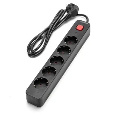 Imagen de Regleta Alemana Serie L de 5 vías con Interruptor, Cable 1,5 m, 3G y sección mm² en Elegante Color Negro. Ideal para organizar asegurar Tus Conexiones eléctricas Estilo.