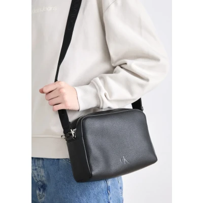 Imagen de Calvin Klein Jeans OVER Webbing Camera BAG Bandolera, Mujer, Talla: One Size, Black