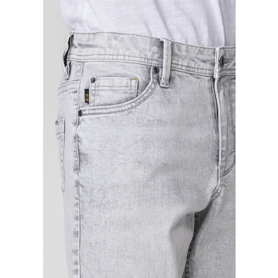 Imagen de Bermuda Denim Regular Fit con Cinco Bolsillos y Efecto Lavado en Color Gris para Hombre
