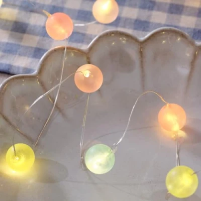 Imagen de Lights4fun Guirnalda Luminosa de Micro LED Blanco Cálido con 20 Esferas en Tonos Pastel a Pilas Temporizador Decoración para Interiores