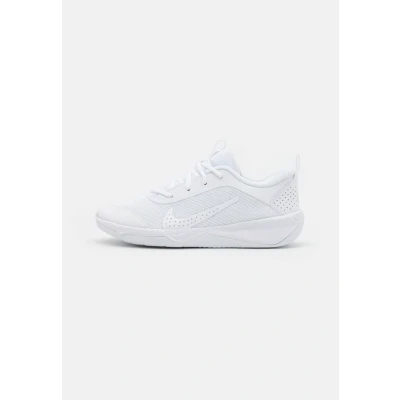 Imagen de Nike Performance OMNI Multi Court Unisex Zapatillas de entrenamiento para niños, Talla: 39, White/pure platinum Zapatos