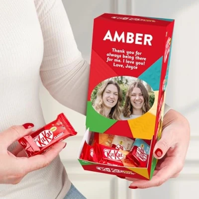 Imagen de Caja de regalo KitKat Mini Mix personalizada con nombre o mensaje para entusiastas y adictos al chocolate
