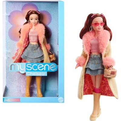 Imagen de Barbie Signature My Scene Chelsea Muñeca y Accesorios, Conjunto Inspirado en los años 2000 con un Top de Mariposas, Pantalones Cargo Bolso Tela Vaquera, Incluye Soporte para la muñeca, HYC19