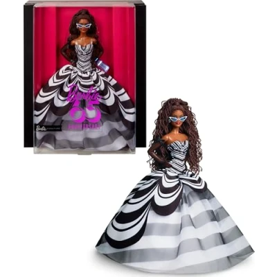 Imagen de Barbie Signature 65 Aniversario Muñeca Morena con Vestido de Rayas Blancas y Negras Gala, Juguete colección (Mattel HRM59)