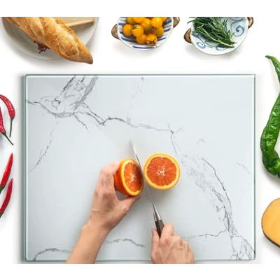 Imagen de Tabla de cortar cristal grande 50 x 40 cm: protector encimera vidrio para cocina, duradero, higiénico, resistente a los arañazos, al calor, diseño mármol blanco