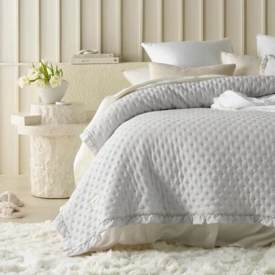 Imagen de ROOM99 Molly Elegante Colcha en Gris Claro 170 x 210 cm Manta Versátil como o Cubresofá para Cama y Sofá Estilo Ideal